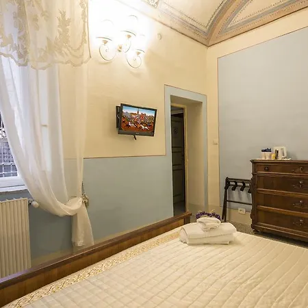 Pantaneto - Palazzo Bulgarini לינה וארוחת בוקר 4*